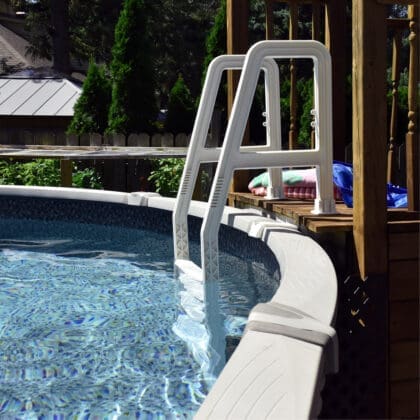 Echelle de piscine en terrasse